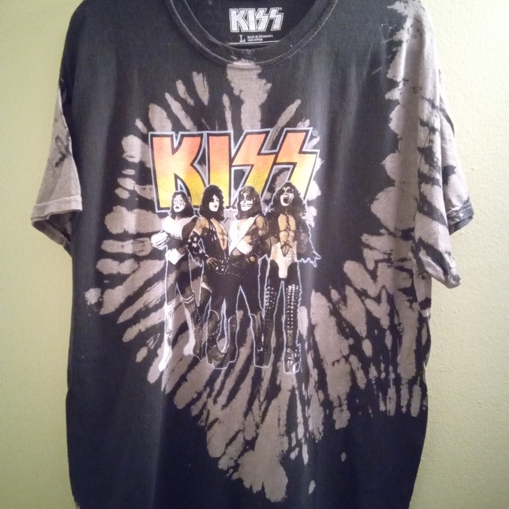 Womans L Kiss Graphic Black and White Tie-Dye Tee Relaxed Comfy Fit